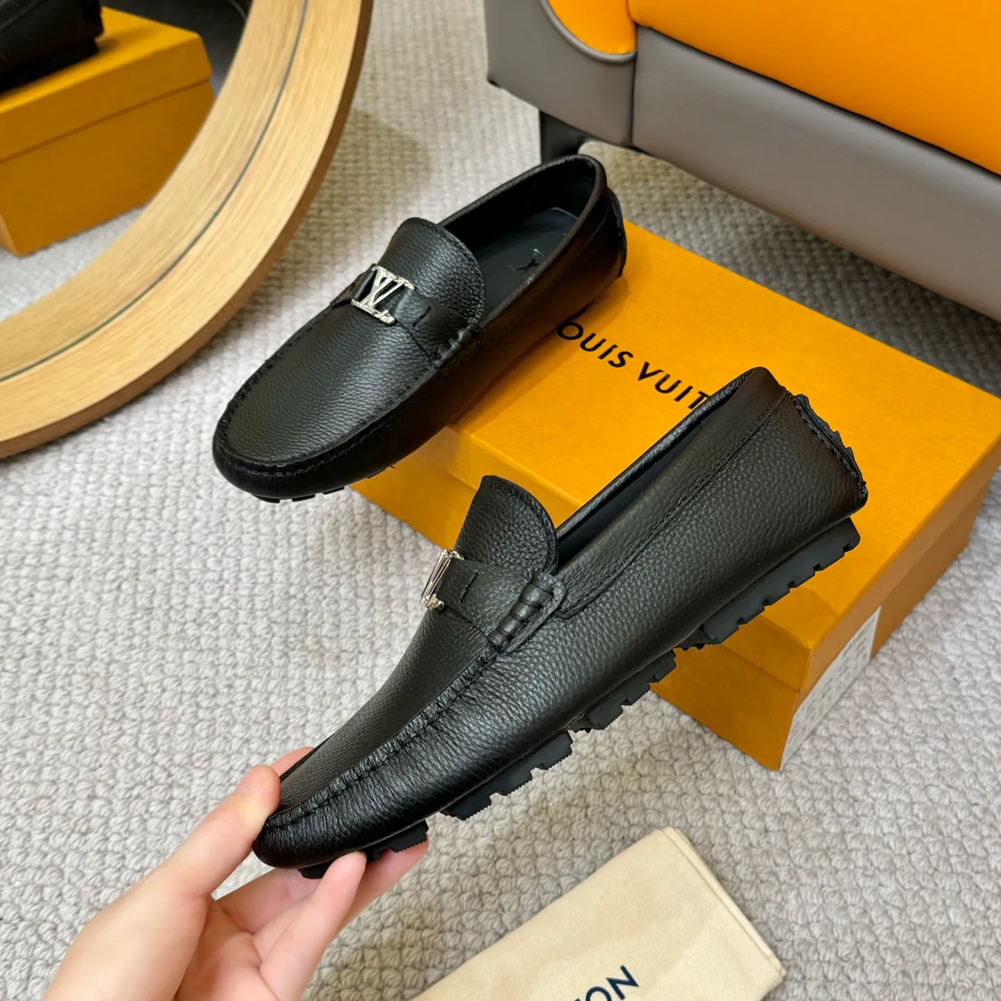 Men's men's shoes 💰420 (Yangli) LV 2⃣️0⃣️2⃣️5️⃣Spring and summer counter GLORIA series models ✈️Original factory special leather production, original last type. A classic driving slip-on casual shoe that shows an elegant style with exquisite craftsmanship details such as Monogram embossing all over the upper🌀Italian imported calfskin fabric Sheepskin foot pads➕Inside～Private mold replica sole Unique style Comfortable driving slip-on Size: 4-12 (38-46) Comes with [Counter packaging: original box, wrapping paper, card, instruction manual, shoehorn, cloth bag] No pressure to enter and leave the counter!
